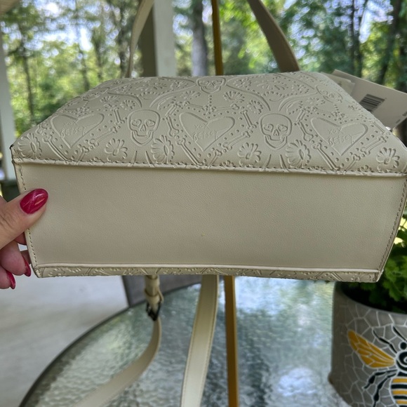 NWT- BETSY JOHNSON Chic Embossed Crossbody Bag in Cream Hearts/skulls❤️ - Picture 2 of 9